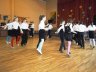 4b klasė šoka lietuvių liaudies šokį „Delnų polka“ - 